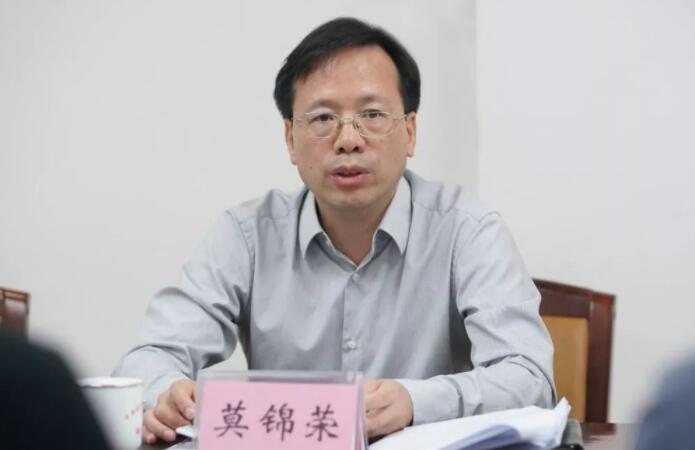 莫錦榮簡歷：廣西中醫(yī)藥大學黨委書記莫錦榮，曾任欽州市委副書記、市委常委、組織部部長，廣西高院政治部主任